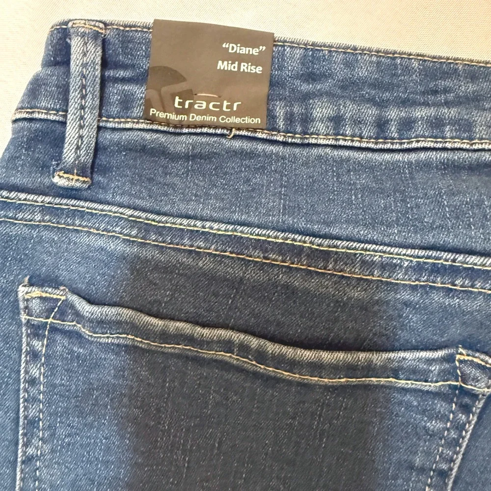 NWT Tractr Denim Diane Mid‎ Rise Slim Jeans Distressed Ripped Raw Hem